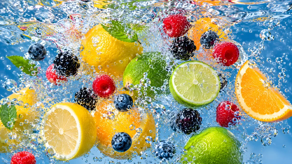 Frische Früchte planschen unter Wasser im Spritzwasser