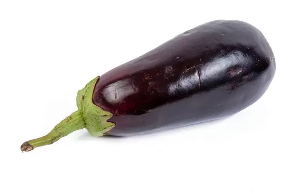 Frische ganze Aubergine isoliert vor weißem Hintergrund