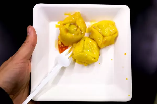 Frische gefüllte vegane Bio-Tortellini mit Tomatensoße
