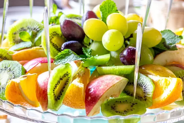 Frische geschnittene Früchte, mit Minzblättern