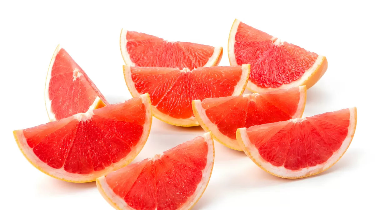 Frische Grapefruitscheiben auf weißem Hintergrund