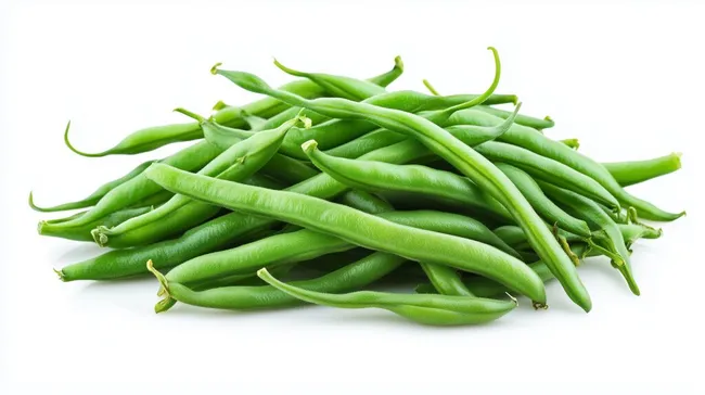 Frische grüne Bohnen auf weißem Hintergrund