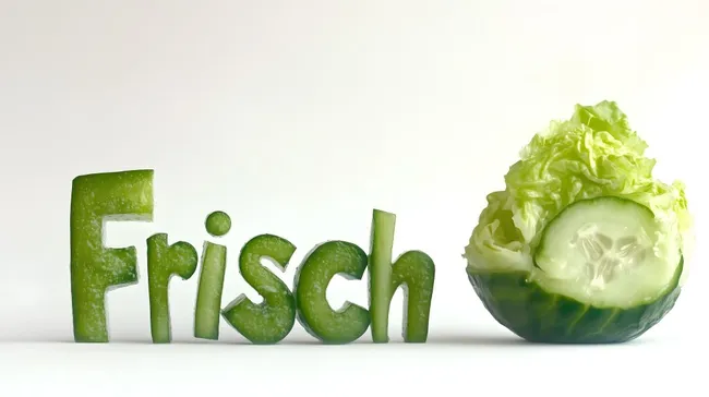 Frische grüne Zutaten für gesunden Salat