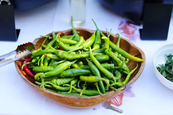 Frische grüne Chilis in einer Holzschüssel