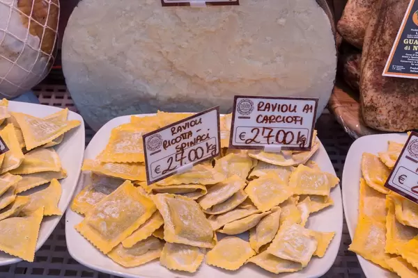 Frische hausgemachte Ravioli mit Artischocken und Spinat an einem Stand auf dem Markt in Rom