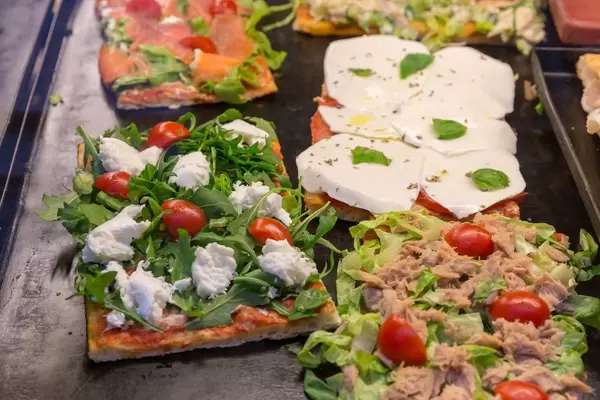 Frische italienische Pizza mit Mozzarella und Thunfisch in Rom