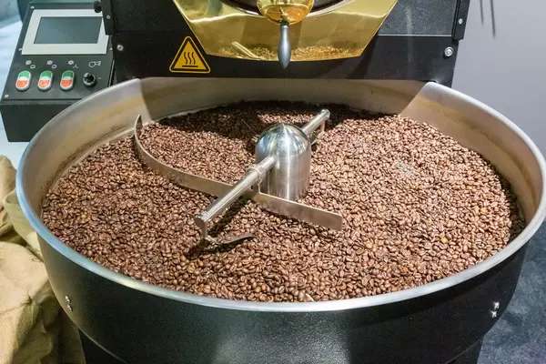 Frische Kaffeeherstellung auf der IFA: Ganze Kaffeebohnen in einer großen Kaffeemühle