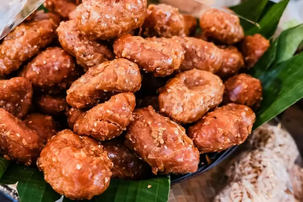 Frische Karioka: frittiertes Reismehl und Kokosfleisch