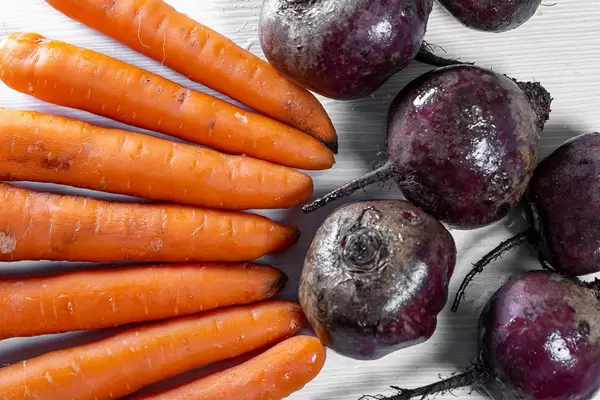 Frische Karotten und rote Beete