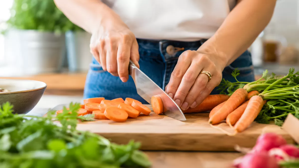 Frische Karotten werden in der Küche geschnitten