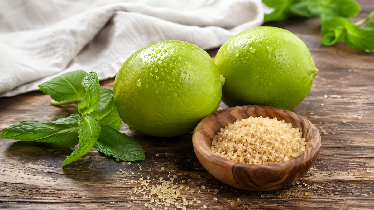 Frische Limetten mit Minze und braunem Zucker