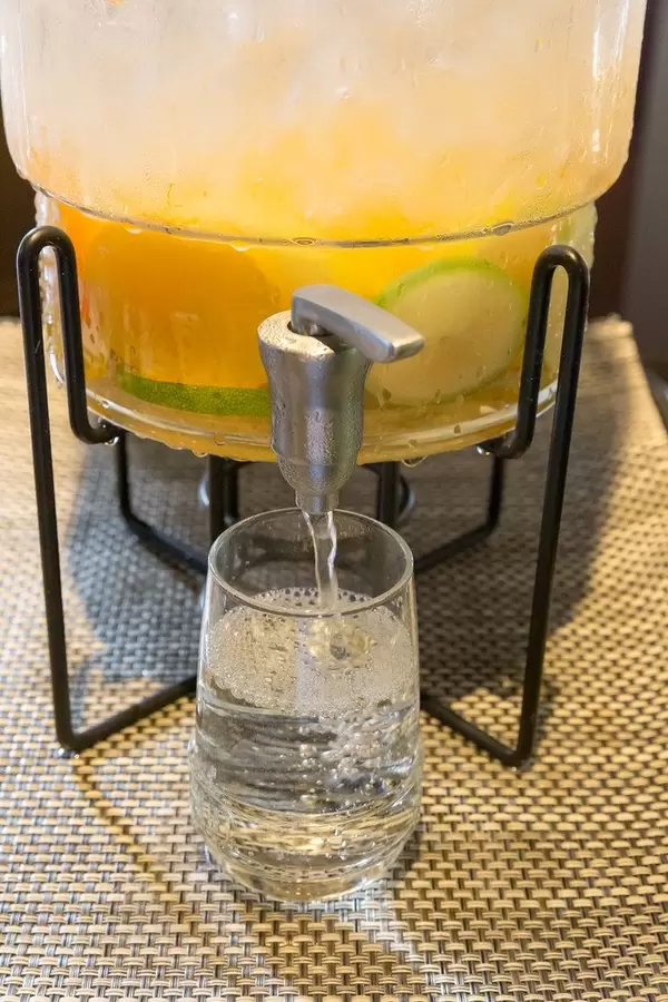 Frische Limonade wird in ein Glas gezapft in Osho's Place, Köln