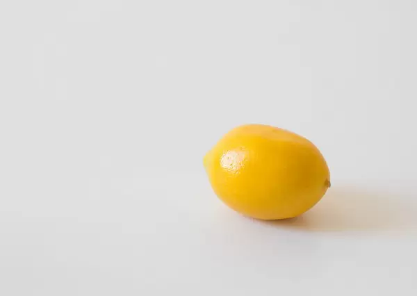 Frische Limone vor weißem Hintergrund