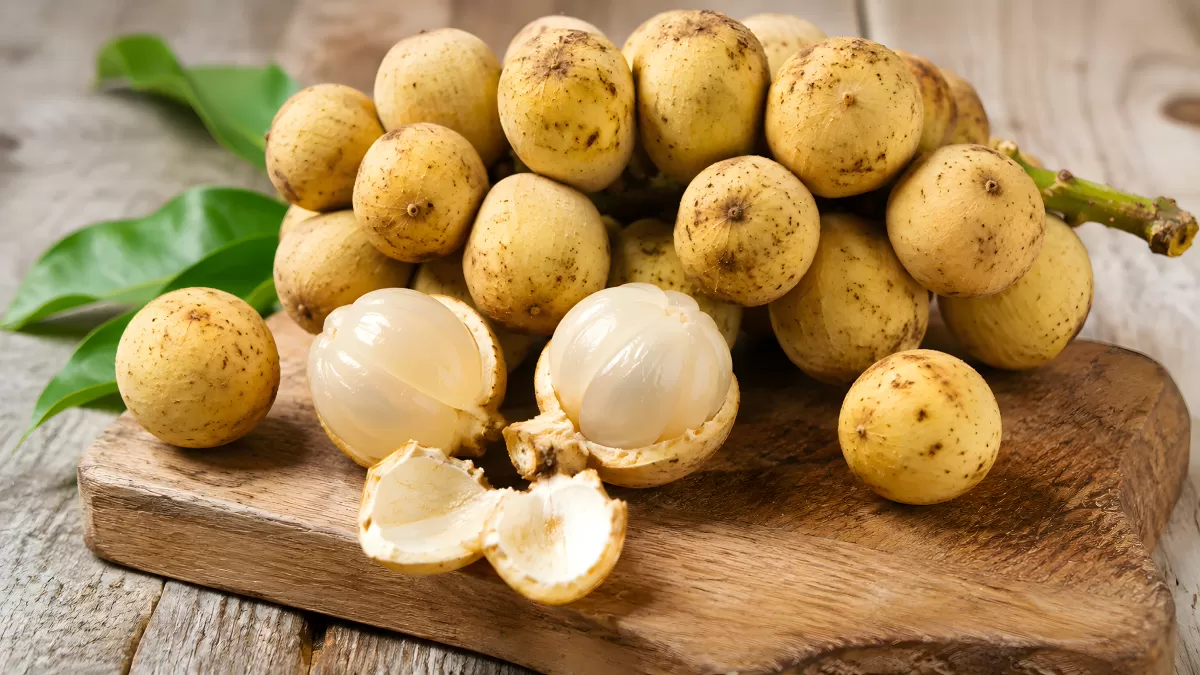 Frische Longan-Früchte auf Holzbrett aufgeschnitten
