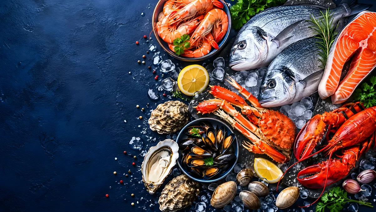 Frische Meeresfrüchte auf Eis mit Fisch und Garnelen