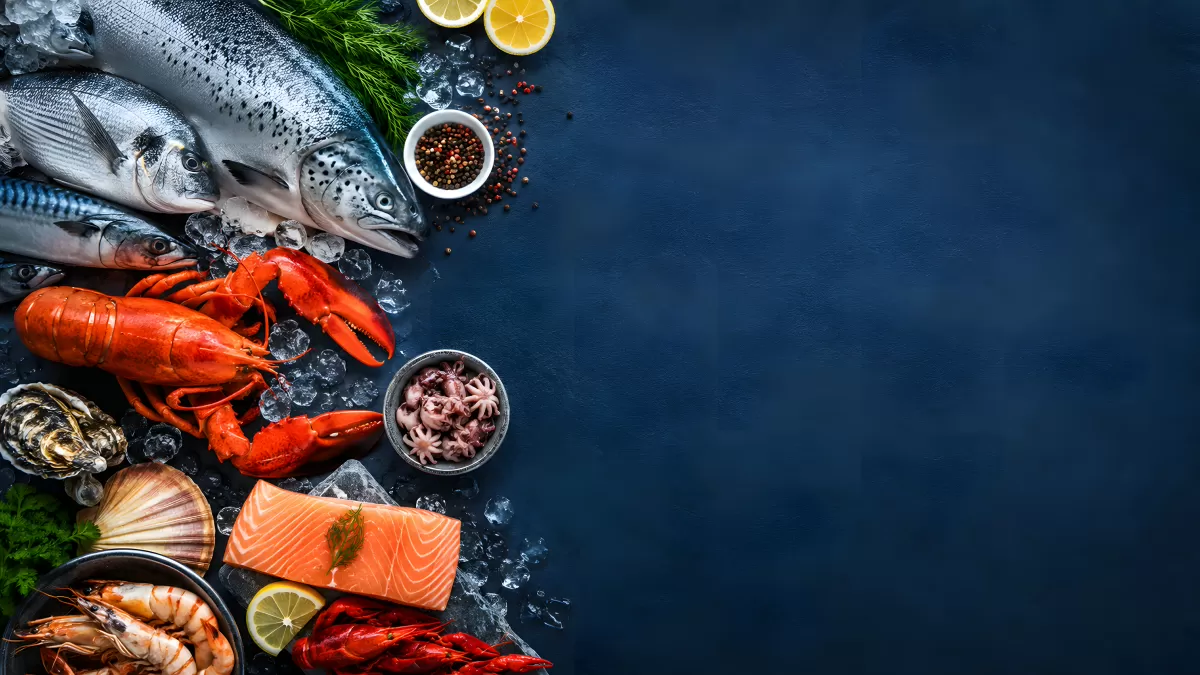 Frische Meeresfrüchte und Fisch auf Eis arrangiert