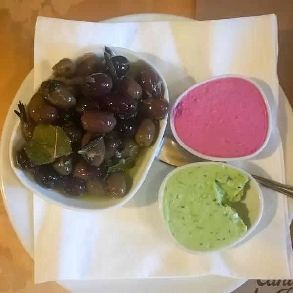 Frische Oliven mit Rote-Bete- und Oliven-Pesto