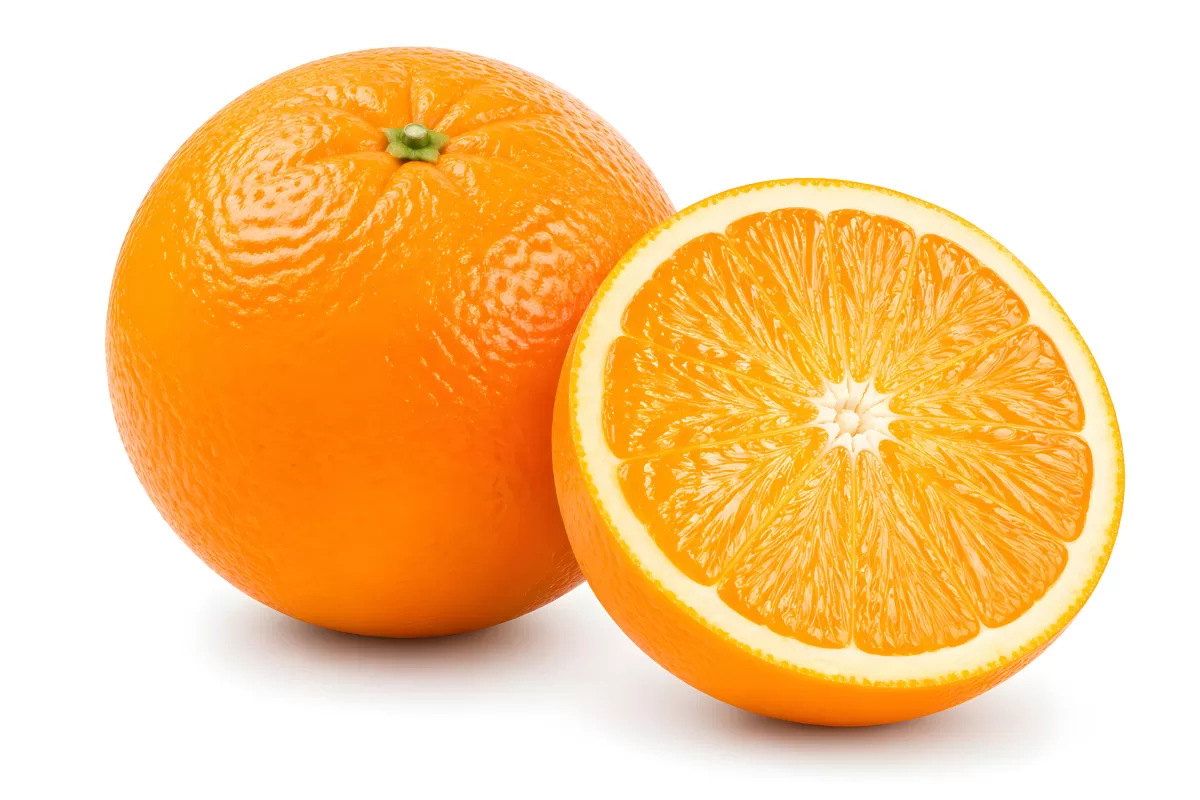 Frische Orange im Querschnitt auf weißem Hintergrund