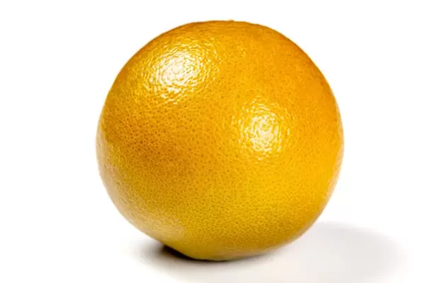 Frische Orange vor weißem Hintergrund in Nahaufnahme