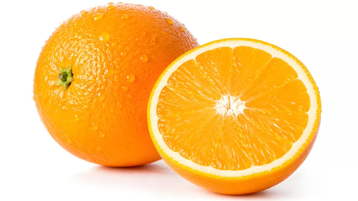 Frische Orangen im Querschnitt auf weißem Hintergrund