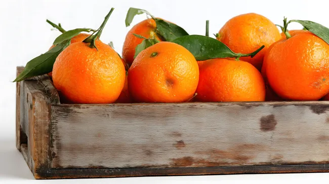 Frische Orangenfrüchte in rustikalem Holzkasten