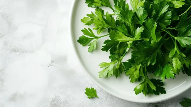 Frische Petersilie in eleganter Glasschüssel