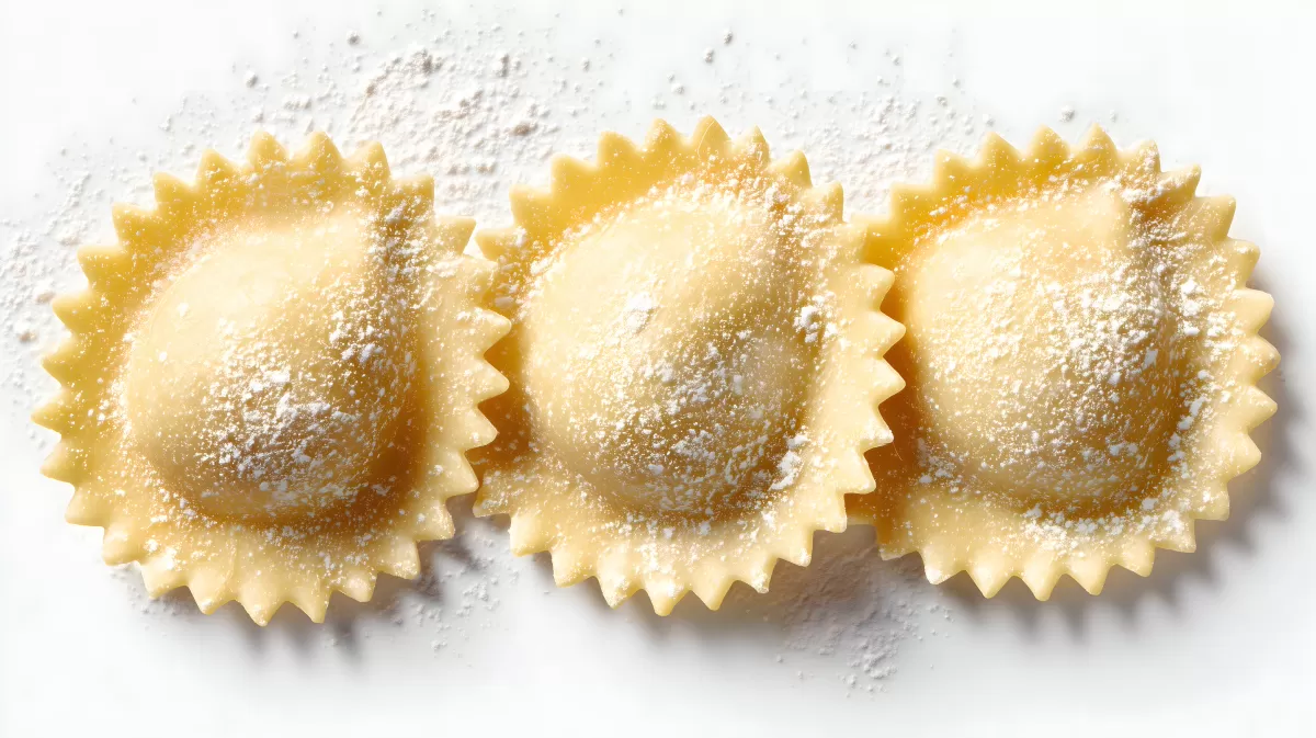 Frische Ravioli mit Mehl bestreut auf weißem Hintergrund
