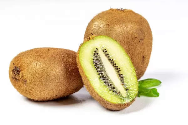 Frische reife Kiwis vor weißem Hintergrund