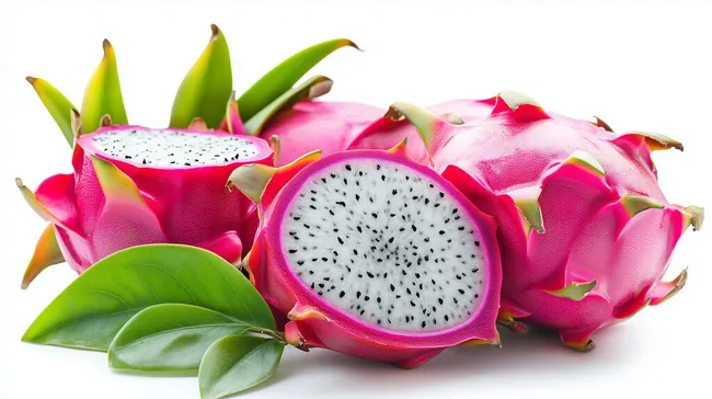 Frische rosa Drachenfrucht auf weißem Hintergrund