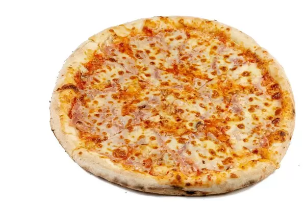 Frische, runde Schinken-Pizza isoliert vor weißem Hintergrund