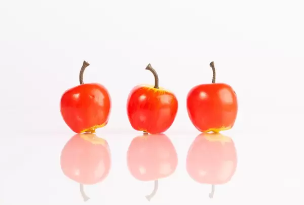 Frische, saftige Äpfel vor weißem Hintergrund