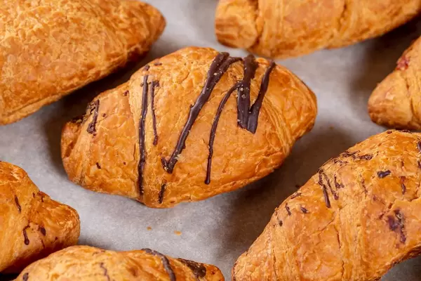 Frische Schokoladencroissant zum Frühstück in der Nahaufnahme