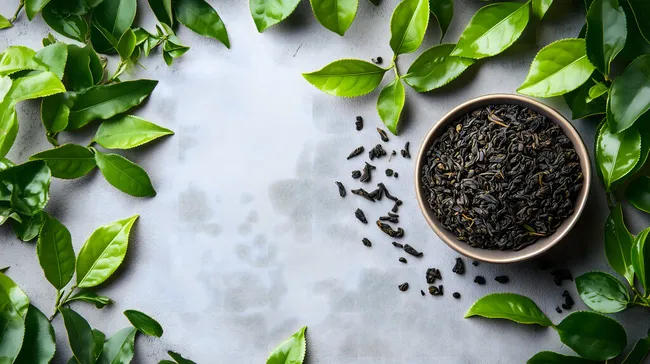 Frische Teeblätter mit schwarzem Tee in rustikaler Schale