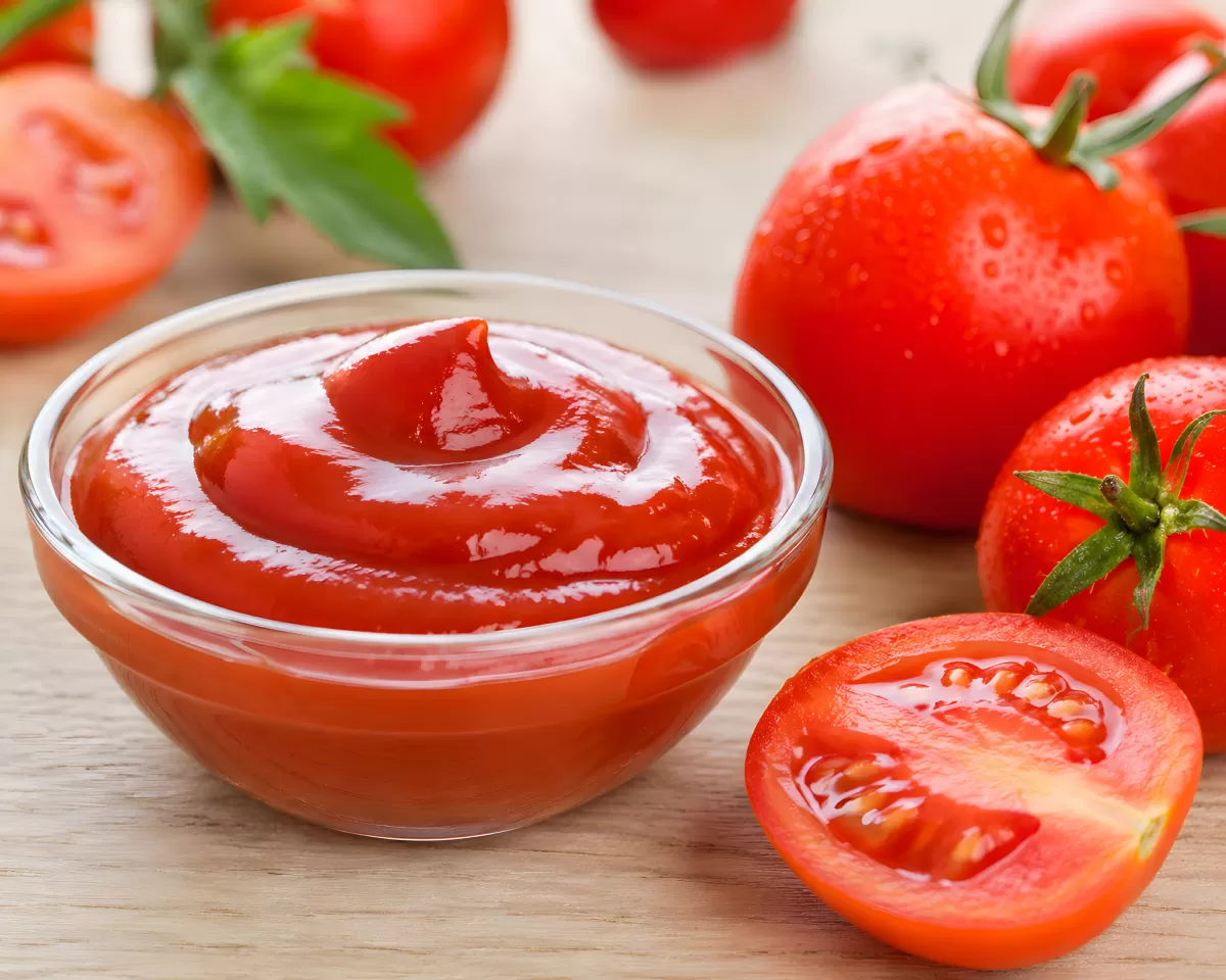 Frische Tomaten mit Ketchup in einer Glasschüssel