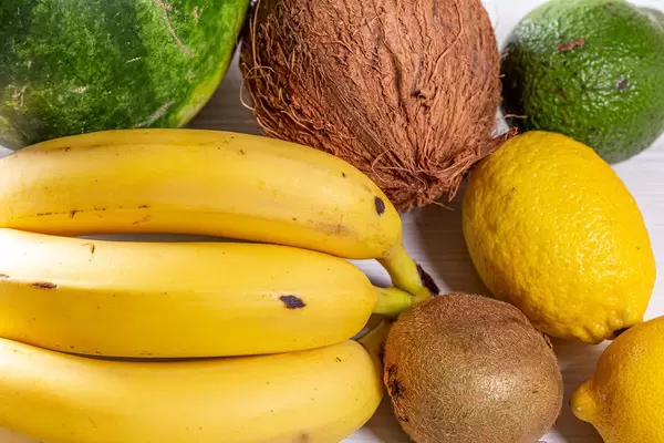 Frische, tropische Früchte auf einem Küchentisch