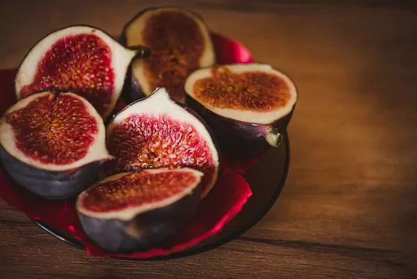 Frische und saftige Feigen, halbiert
