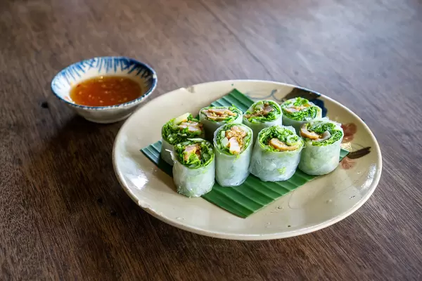Frische Vietnamesische Sommerrollen auf einem Teller mit Chili-Fischsauce in einem Vietnamesischen Restaurant