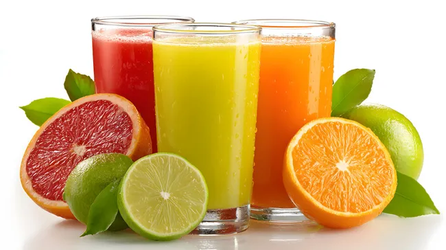 Frische Zitrusfrüchte und Säfte in Gläsern