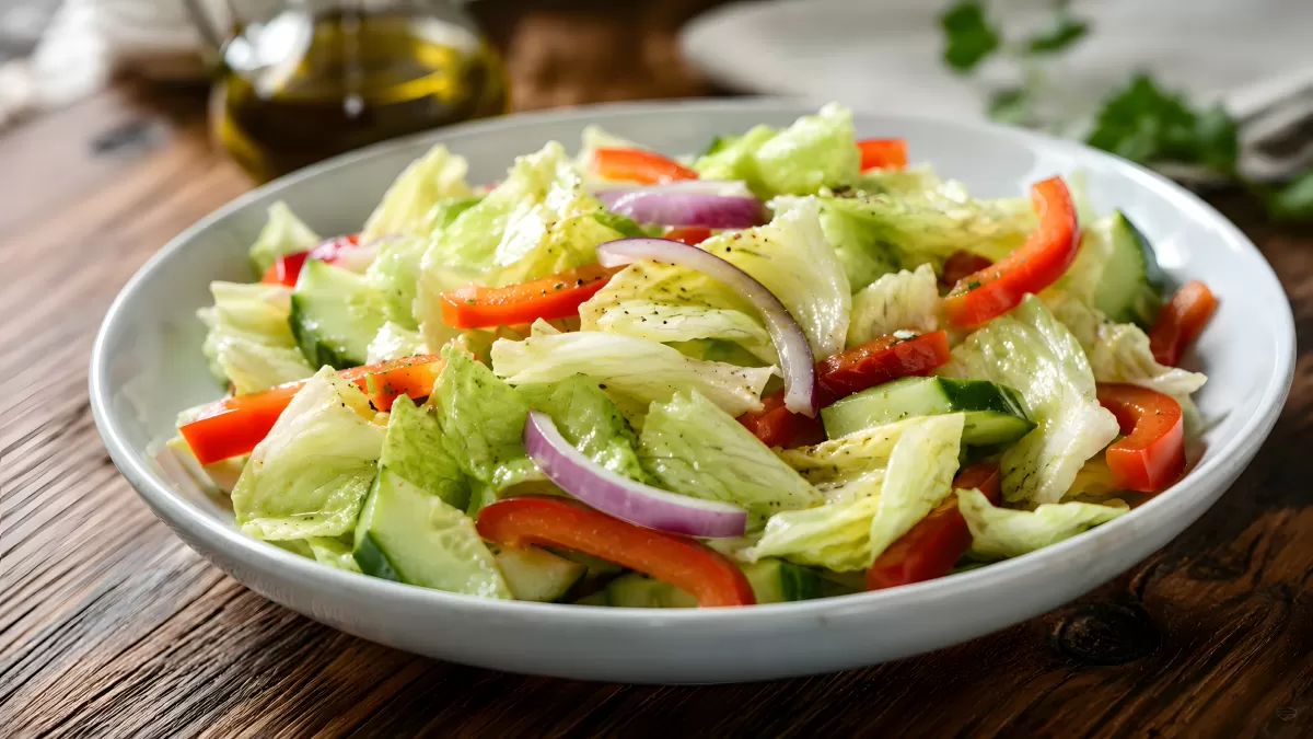 Frischer Blattsalat mit Paprika, Gurke und roten Zwiebeln