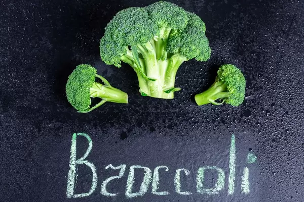 Frischer Broccoli mit Schriftzug auf schwarzem Hintergrund