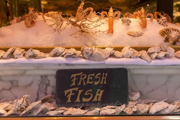 Frischer Fisch in einem Fischgeschäft in London