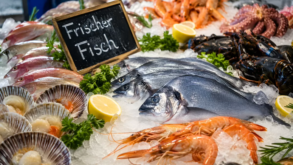 Frischer Fisch und Meeresfrüchte auf Eis am Marktstand