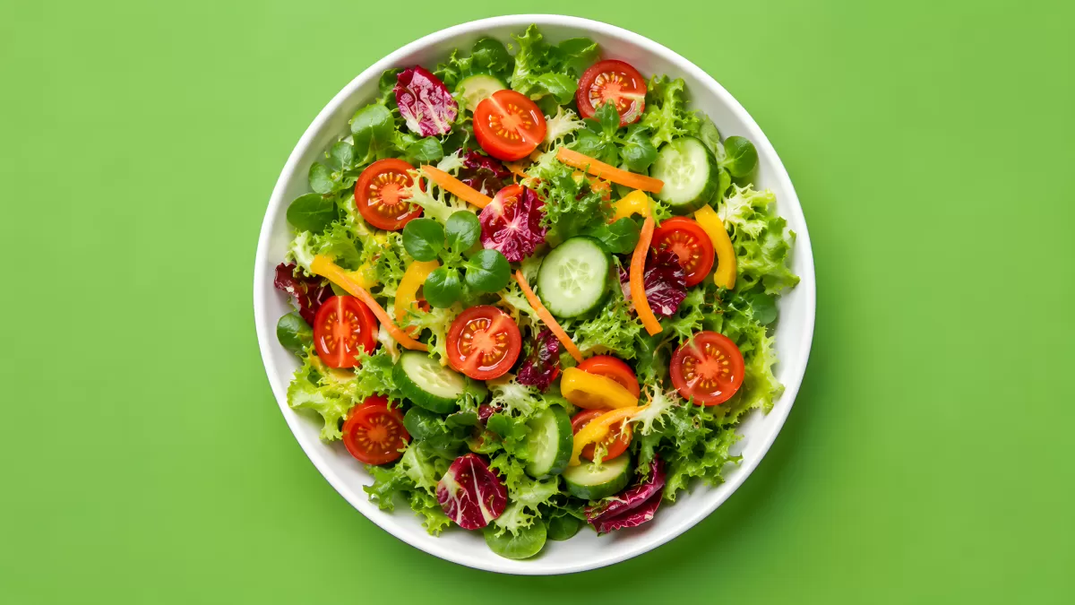 Frischer gemischter Salat mit Tomaten und Gurken