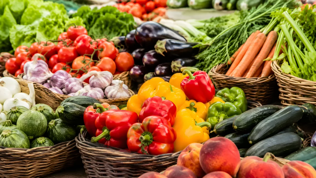 Frischer Gemüsemarkt mit buntem Saisongemüse