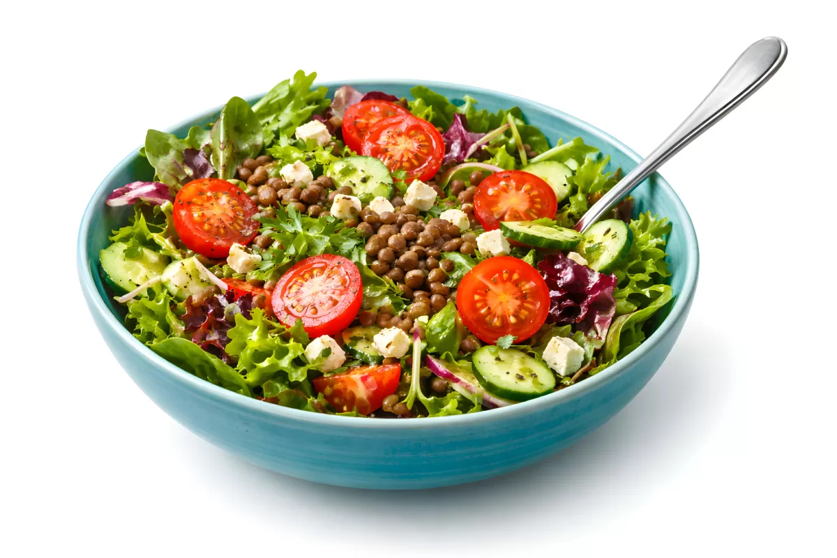 Frischer, gesunder Salat mit Linsen und Gemüse