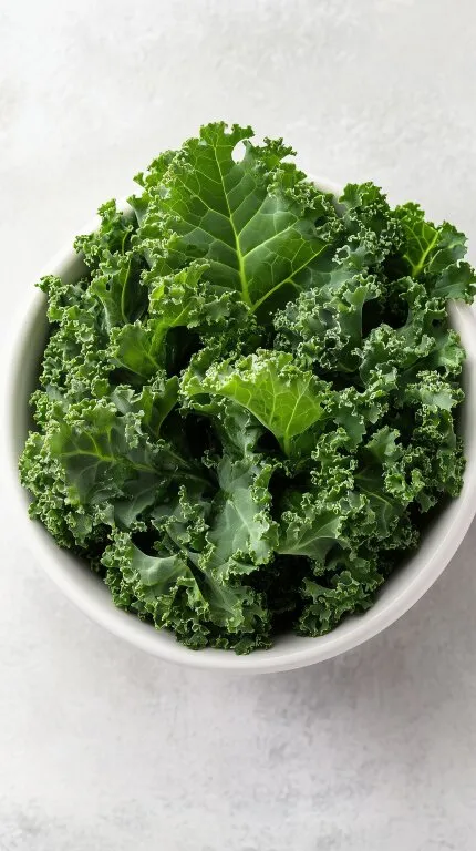 Frischer, grüner Grünkohl in weißer Schale