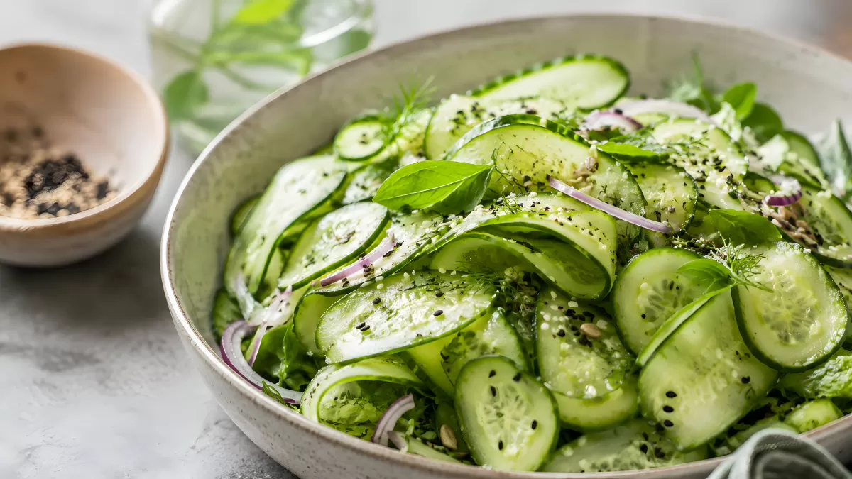 Frischer Gurkensalat mit roten Zwiebeln und Sesam