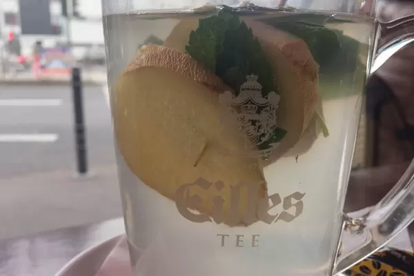 Frischer Ingwer-Minz-Tee