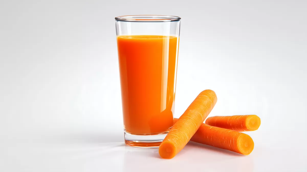 Frischer Karottensaft mit ganzen Karotten