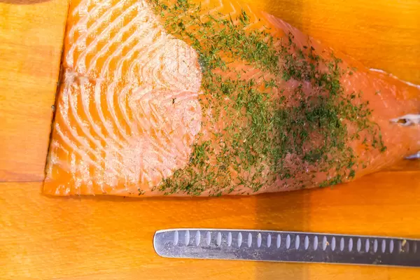 Frischer Lachs mit Fischmesser